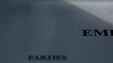 İş sözleşmesi sözleşmesi belgesi. Düz bir yüzeye yerleştirilmiş ayrıntılı kağıt. Gündüz çalışma sahasında onaylanmayı bekleyen yönetici dosyası. Resmi anlaşma kurumsal konumda dinleniyor.