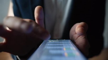 Eller cep telefonu ekranını kaydırıyor. Chatbot cevaplarını yakından inceliyor. Bilinmeyen bir çalışan akıllı telefona göz atıyor ve iş yerinde ai teknolojisinin tadını çıkarıyor. İsimsiz işadamı sosyal medyada konuşuyor 