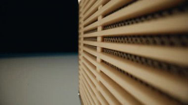 Macro view retro FM sinyal alıcısı karanlık odada duruyor. Eski moda transistör hoparlör paneli kapalı mekanda sessizce yayın yapıyor. Klasik radyo evde düşük frekanslı ses yayıyor.