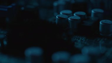 Modern cihazda Macro view devre işleme teknolojisi. Bileşenler enerjiyi ana karta yakın çekimde iletir. Kapasitörler siber doğrulukla sessizce çalışır. Yenilik teknolojisi aygıtı ayrıntıları.