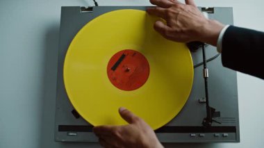 Evdeki klasik gramofona plak kaydeden bir adam klasik müzik çalmaya başlıyor. Kapalı alandaki vintage oyunculara sarı disk takmak. Bilinmeyen dinleyici oyukta iğne ayarlıyor.