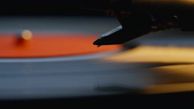 Yakın çekim iğnesi retro plağa dokunuyor ve karanlık odada melodi çalmaya başlıyor. Macro view stili sakin bir ortamda dönen diske yavaşça iniyor. Klasik gramofon kapalı alanda klasik müzik icra ediyor..