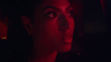 Gece gezintisinde rahat bir araba yolcusu aydınlatılmış neon lambaları yaklaştı. Çekici bir Afrikalı Amerikalı kadının portresi arka koltukta oturuyor. Ciddi bir bayan gece araba yolculuğunun tadını çıkarıyor..