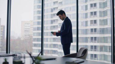 Ofis panoramik penceresinden akıllı telefon mesajı alan bir çalışan şok oldu. Stresli iş adamı iş yerinde cep telefonundan kötü haberler okuyor. Endişeli adam yöneticisi telefonda işten çıkarma tebligatı yapıyor.