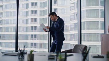 Sinirli patron ofis panoramik penceresinden kağıt fırlatarak akıllı telefondan kavga ediyor. Kızgın iş adamı, tatmin olmamış mali rapor arıyor. Endişeli yöneticinin cep telefonu konuşmasını bitirmesi evde stres yaratıyor.