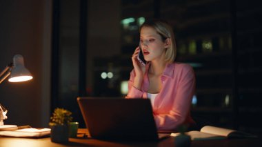 Geç saatte çalışan biri, akıllı telefondan bilgisayarın iş yerindeki kağıtları incelemekle meşgul. Kendine güvenen bir iş kadını cep telefonu okuma raporunu konuşuyor. Çalışkan kadın yönetici iş detaylarını telefonla tartışıyor