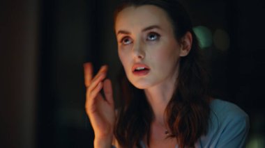 Girişimci arayışı içinde. Gece ofiste çalışıyor. Yakın plan. Ciddi bir iş kadını karanlık işyerinde problem çözmeyi düşünüyor. Akıllı kadın yönetici gece yarısı online proje geliştiriyor..