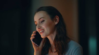 Geceleri evde cep telefonundan konuşan pozitif serbest çalışan biri. Gülümseyen kadın, gece geç saatlerde apartmanda oturan arkadaşça cep telefonu sohbetinden hoşlanır. Ofiste akıllı telefondan konuşan mutlu iş kadını.