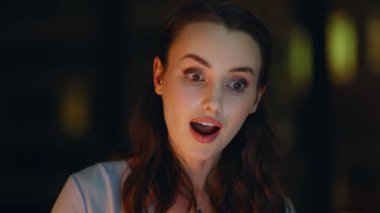 Şaşırtıcı serbest çalışanın sevindirici haberleri var. Gece işyerinde yakın çekim. Evet hareketi gösteren finansal gelir elde eden şaşkın kadın girişimci. Heyecanlı iş kadını iş başarısının tadını çıkarıyor..