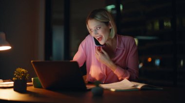 Geceleri iş yerinde gülümseyen, akıllı telefonlardan konuşan serbest çalışan biri. Ofiste cep telefonuyla iş başarısını tartışan neşeli bir iş kadını. Başarılı bayan çalışanlar dostça sohbet eder..