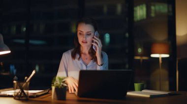 CEO 'nun akıllı telefondan kavga etmesinden endişe ediyorum. Stresli iş kadını akşam saatlerinde cep telefonuyla yapılan aramadan şikayetçi. Sinirli işletme yöneticisi telefonda tartışıyor..