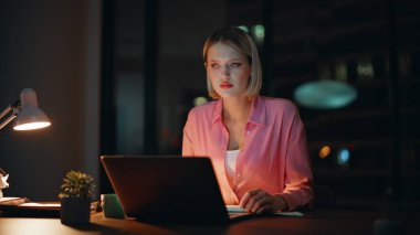 Düşünceli girişimci, gece iş yerindeki iş yerlerini kapatıyor. Ciddi bir iş kadını geç saatlere kadar yaratıcı çözümler arıyor. Ofiste online proje geliştiren profesyonel serbest yazar.