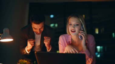 İş arkadaşlarını arayıp sevinç dolu haberler vermek gece vakti şirket işyerlerinde neşe saçmak. Akıllı telefondan konuşan heyecanlı iş adamları başarının tadını çıkarıyor. Mutluluktan uçan meslektaşlarım karanlık ofiste mutluluğu hissediyorlar.