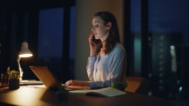 Gülümseyen acemi gecenin geç saatlerinde arıyor yaratıcı fikirleri paylaşıyor. Mutlu iş kadını, cep telefonuyla konuşuyor. Gece ofisinde dizüstü bilgisayarla oturuyor. Hevesli yönetici iş projesini telefonla tartışıyor