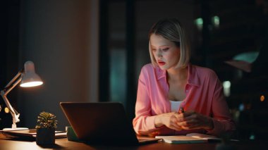 Yönetici, ofis bilgisayarında fazla mesai yapan patron kadına belgeleri getiriyor. Ciddi bir iş kadını gece işyerinde iş evraklarını imzalıyor. Belgeler üzerinde birlikte çalışan geç dönem iş arkadaşları..