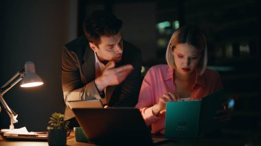 İşçiler gece işyerinde lamba ışığında projeyi tartışıyorlar. İki meslektaş birlikte fazla mesai yapmak için gazete okumayı planlıyor. Erkek kadın, akşam ofisinde dizüstü bilgisayar ararken işbirliği yapıyor..