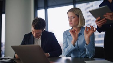 Web sohbetinde konuşan yaratıcı çalışanlar iş fikirlerini yakın planda tartışıyorlar. Ofis arkadaşlarıyla laptoptan gülümseyen iş kadını videosu. Profesyonel yöneticilerin çevrimiçi konferansı var.