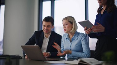 Webcam laptop 'da arkadaşça selamlaşan iş arkadaşları konferans odasında video toplantısı başlatıyorlar. İnternetten konuşan gülümseyen ortaklar. Profesyonel üç yönetici projeyi uzaktan tartışıyor.