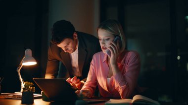 Fazla mesai yöneticileri gece ofislerinde cep telefonlarından bahsediyorlar. Ciddi iş kadını arıyor. Dizüstü bilgisayar işadamı. Kadın CEO 'dan rica ediyor. İki meslektaş, akıllı telefondan geç saatlere kadar iş konuşuyorlar..