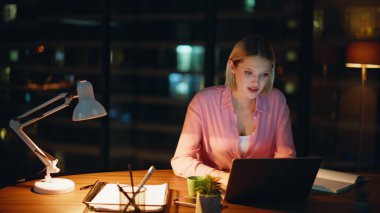 Çevrimiçi öğrenci, dizüstü bilgisayarından gelen bilgileri not ediyor. Gece apartmanındaki iş yerini kapatıyorlar. Ciddi kadın serbest çalışan, e-ticaret projesi uzatması yapıyor. Profesyonel yönetici geç saatlere kadar bilgisayar başında çalışıyor..