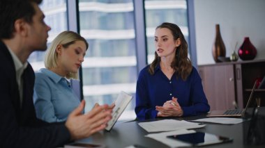 Şirket temsilcisi ortaklarla konuşuyor. Başlangıç detaylarını ofiste açıklıyorlar. İş kadını laptopta veri gösteren şirket müşterilerine danışıyor. Bayan yönetici ticari proje sunar