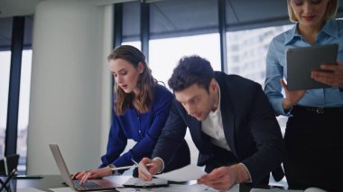 İnşaat projesini planlayan grup mühendisleri ofis kapanışında belgelerle birlikte çalışıyorlar. Başarılı ortaklar, birbirlerine beşer beşer vererek mimari tasarımı tatmin ettiler. Mühendislik kavramı.