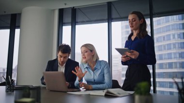 Video konuşmasında tartışan meslektaşlar ofiste kötü iş çıkarıyorlar. Gergin yöneticiler kontrat hatasını tartışıyor. Duygusal olarak kağıtları atıyorlar. İş ekibi stresli sanal toplantıyı bitirdi.