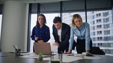 Stresli iş arkadaşları dizüstü bilgisayarlı e-postaları okurken hayal kırıklığına uğradılar. Üç meslektaşım şirket ofisinde çalışırken hayal kırıklığına uğradı. Gergin ortaklar proje hatasına duygusal tepki verir.