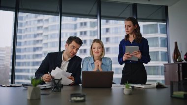 Ofis ekibi, modern konferans odasında dizüstü bilgisayarla çevrimiçi görüşme yapıyor. İş personeli videosu şirket ofisindeki işi tartışıyor. Sanal toplantı yapan profesyonel yöneticiler.