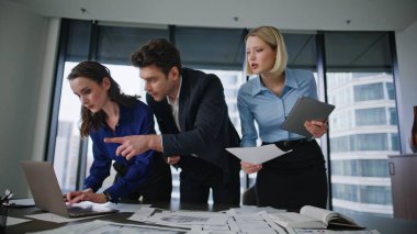 Şirket yöneticileri modern konferans odasında beyin fırtınası yapıyorlar. Ciddi bir iş kadını bilgisayardan mali verileri kontrol ediyor ve iş arkadaşlarıyla bilgi tartışıyor. Belgeler üzerinde çalışan grup çalışanları.