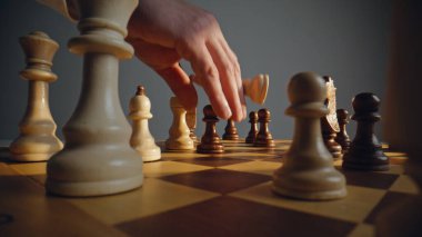 Satranç takımını daha karanlık düşmanların yakınına, tartışmalı tahta bölgesine yerleştirmek. Görsel vurgu taktiksel becerileri düşünceli hareket kavramsal gücü yansıtan hızlı tepki önleyici eşleşme kontrolü