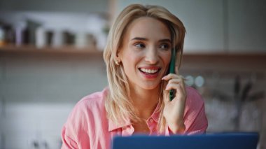 Neşeli internet yöneticisi cep telefonunu arıyor. Ev ofisini kapatıyor. Konforlu mutfakta daktilo yazan olumlu bir iş kadını. Müşteri ile telefonda konuşan tatmin olmuş serbest çalışan kadın.