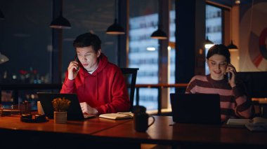 Ofis ekibi karanlık çalışma alanında akıllı telefonlardan konuşuyor. İki yönetici iş yerindeki dizüstü bilgisayarlarla müşterilere danışmakla meşgul. Pozitif meslektaşlar akşam geç saatlerde cep telefonunu arıyor..