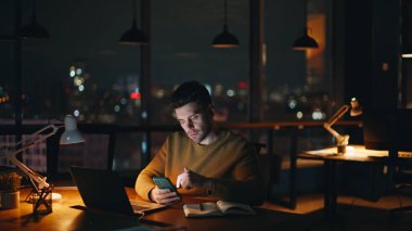 Gece işçisi haberlere bakıyor. Gizli şirket işyerinde cep telefonu var. Sıkıcı yönetici, akşam geç saatlerde ofiste akıllı telefon sosyal medya izliyor. Çalışmaya ara veren motivasyonsuz serbest çalışan.