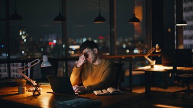 Çok çalışan girişimci gece işyerinde göz yorgunluğu hisseder. Ofiste fazla mesai yapmaktan yorgun düşmüş bir yönetici kendini motivasyonsuz hissediyor. Yorgun serbest çalışan, iş yerindeki aşırı yüklenmiş görevler