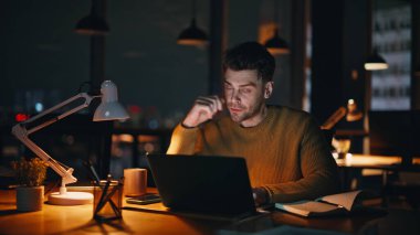 Fazla mesai yapan, dizüstü bilgisayarı izleyen, iş yerindeki karanlık sorunlara çözüm arayan bir işçi. Aşırı yüklenmiş yönetici gece geç saatlerde problemleri çözüyor. Gergin serbest çalışan geceleri zor iş görevleri düşünüyor..
