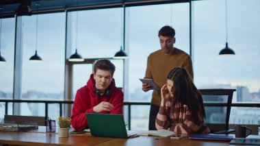 İş yerindeki video toplantısından şikayet eden stresli meslektaşlar. Endişeli iş arkadaşları internetteki konferansı gergin bir şekilde bitiriyor. Sorunlu iş adamları sorunu birlikte tartışıyor..