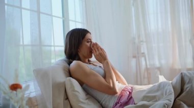 Kadın peçeteye burnunu sümkürdü. Yatakta yatıyordu. Mutsuz, sağlıksız bir kadın. Apartman dairesinde ateşini ölçüyor. Mutsuz esmer görünümlü termometre kendini kötü hissediyor. Hastalık konsepti.