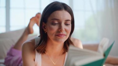 Sakin esmer, kitap okuyor. Yumuşak yatak örtüsünde dinleniyor. Gülümseyen genç bir kadın evde ilginç bir kitaptan keyif alıyor. Dertsiz kız öğrenci, hafif dairede çalışıyor rahat bir yatakta yatıyor..