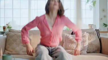 Rahat kız rahat koltuğa otur ve sıkı çalışma gününden dinlen. Güzel genç bir kadın rahat bir kanepeye düşüp tek başına dinleniyor. Kaygısız esmer, güneşli apartman dairesinde dinleniyor.