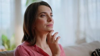 Düşünceli kadın yazar, dizüstü bilgisayarla rahat bir kanepede oturup fikirler üzerine kafa yoruyor. Evde daktilo bilgisayarı projesiyle ilgili düşünceli esmer. Kanepede çalışan ciddi bir serbest çalışan..