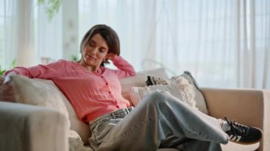 Evcil kız rahat koltukta oturup yumuşak yumuşak yastıklara dokunuyor. Kaygısız esmer, rahat koltukta dinleniyor ve hafta sonunun tadını çıkarıyor. Mutlu kadın iç dairede dinleniyor..