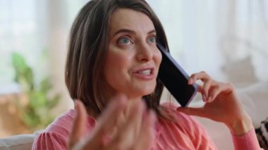 Kapanış mutlu kız arıyor. Dairende duygusal olarak harika haberleri tartışıyorlar. Gülümseyen kadının cep telefonuyla konuşması keyifli bir sohbetti. Neşeli esmer cep telefonuyla fikirleri paylaşıyor.