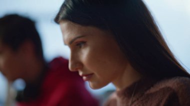 İki acemi şirket ofisinde dizüstü bilgisayarların çevrimiçi proje oluşturmasına odaklanmış. Modern çalışma alanında çalışan ciddi bir erkek kadın. Profesyonel çalışanlar içeride programlanıyor..