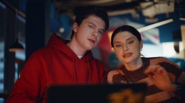 Karanlık çalışma alanındaki online işleri çözen iki çalışan. Genç adam, gece ofisindeki profesyonel bayan yöneticiye danışmak istiyor. Şirket çalışanları bilgisayar ekranında iş verilerini tartışıyor.