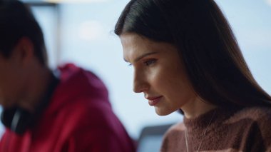 Dost canlısı iş arkadaşları birbirlerine gülümserler ve modern uzay yakın çekimlerinde birlikte çalışırlar. İnternette iş birliği yapan neşeli iki yönetici. Genç meslektaşlar kapalı alandaki bilgisayarlarda daktilo yazmayı severler..