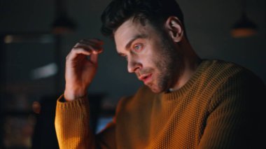 Aşırı yüklenmiş yönetici karanlık iş yerinde fazla mesai yapıyor. Gece ofisinde dizüstü bilgisayarı geç saatlere kadar çalışacak şekilde ayarlayan gergin bir serbest yazar. Sinirli işadamı şakaklara dokunmayı düşünüyor.