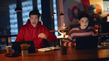 Duygusal ekip, Karanlık Ofis 'in yakın plan çalışma alanındaki başarısını kutluyor. İki aşırı mutlu iş arkadaşı beş başarılı takım çalışması yapıyor. Gülümseyen yeni başlayanlar dizüstü bilgisayarlarla zaferden memnunlar..