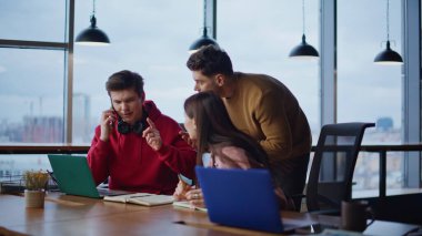 Ofis ekibinin cep telefonuyla konuşması çalışma alanında kötü haberlere yol açtı. Şirket meslektaşları, hayal kırıklığı hissederek stresli akıllı telefon görüşmelerini bitirir. Endişeli iş arkadaşları umutsuzluğa tepki gösteriyor.