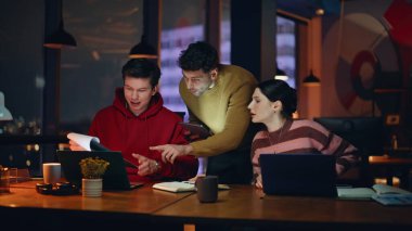 Gruptaki meslektaşlarım gece ofislerinde online proje üzerinde beyin fırtınası yapıyorlar. Profesyonel takım yöneticileri bilgisayarlarda iş verilerini tartışıyor. Strateji tarama bilgisayarlarında işbirliği yapan yaratıcı personel.